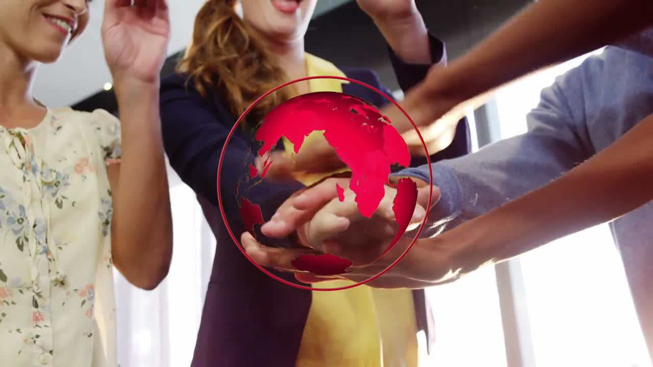animación de un globo giratorio sobre un grupo de diversos equipos de negocios tomados de la mano