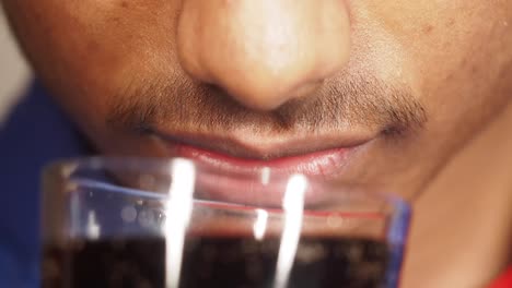 persona que bebe refresco