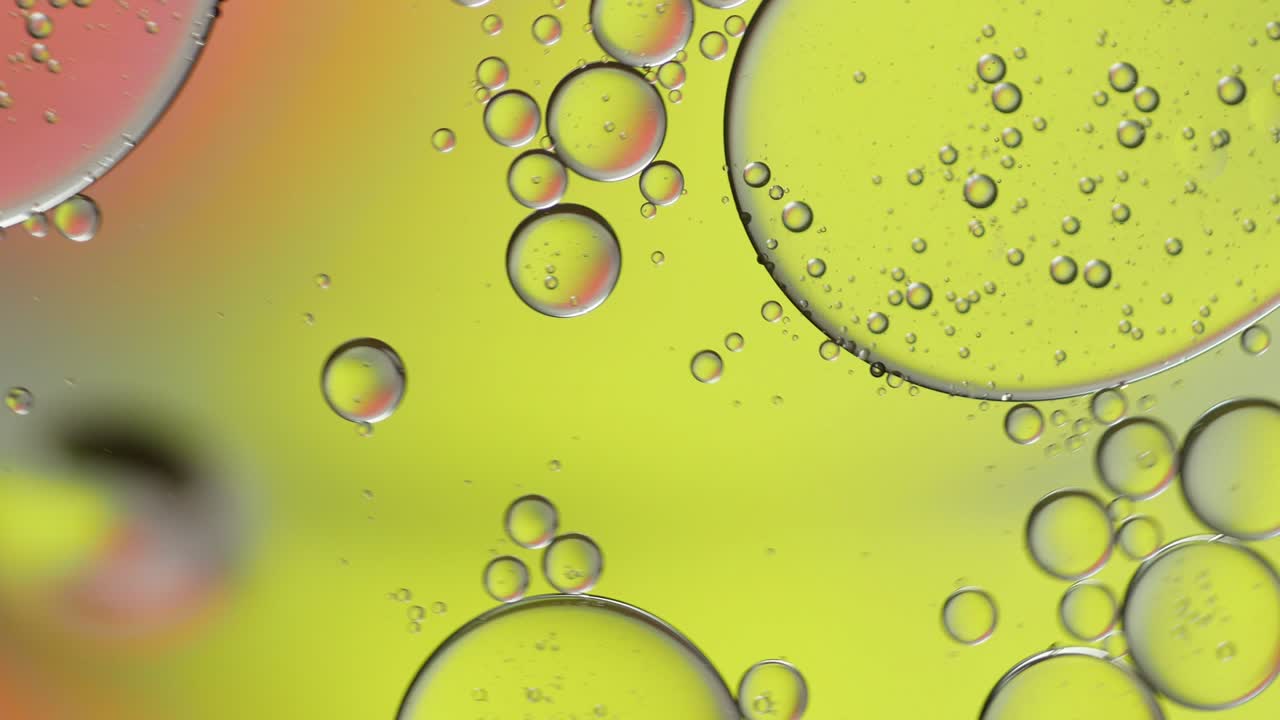 물 위에 떠다니는 기름방울의 다채로운 예술적.