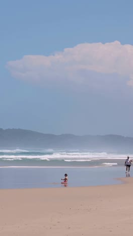 모래 해변 에서 빛 을 즐기는 사람 들