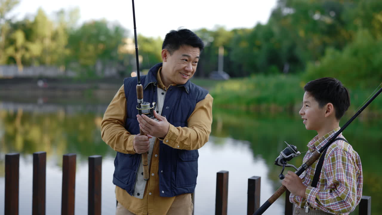 Ayah dan Anak Memancing Bersama
