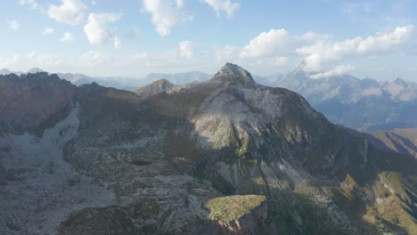 drone volando sobre las montañas, movimiento hacia adelante