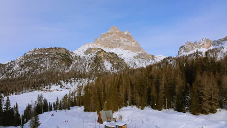 Scenic-View-Of-The-Three-Peaks-Of-Lavaredo-From-Snowy-Lake-Antorno-In-South-Tyrol,-Italy