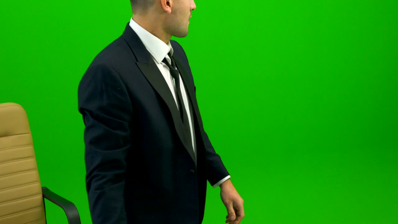 el hombre de negocios con una maleta trabajando en el escritorio en el fondo verde