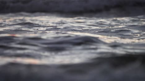 primer plano de las olas del océano al atardecer o al amanecer