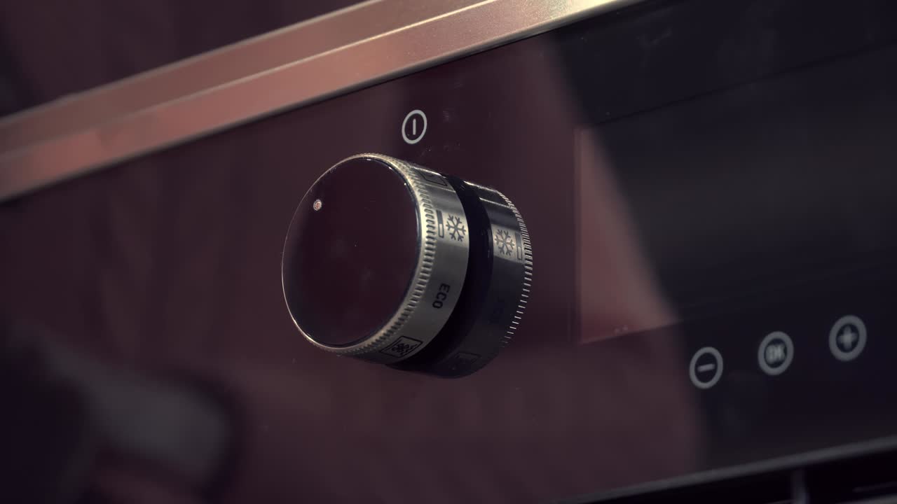 activación manual del interruptor de temperatura de la estufa eléctrica del horno en la cocina