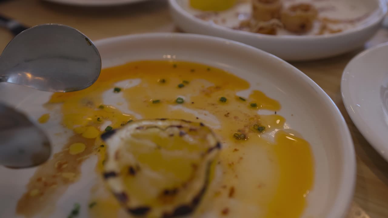 disfrutando de una comida en un restaurante junto a la playa