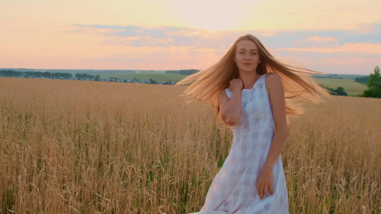 해가 지는 시점 에 들판 에 있는 여자