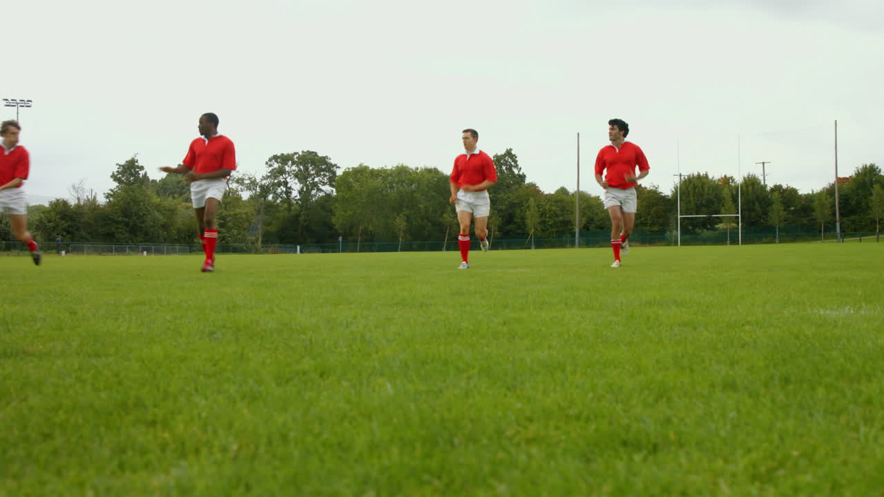 팀 동료들이 함께 달리고 있습니다.