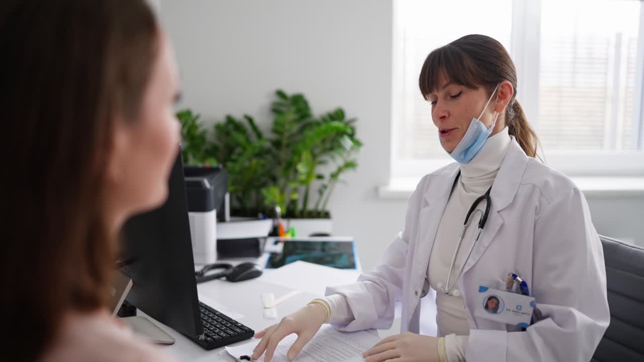 el médico discutiendo con el paciente