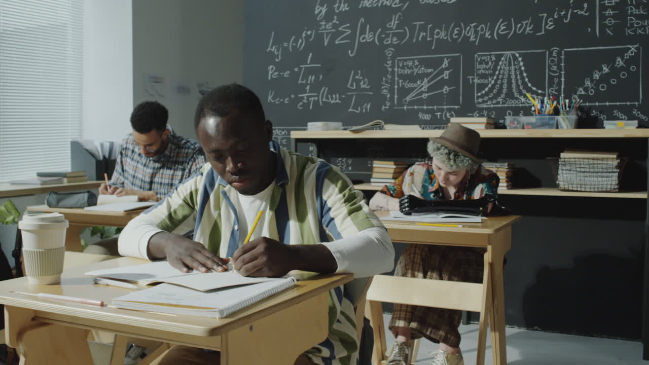 Diverse studerende studerer i et klasseværelse.