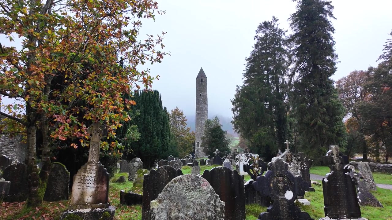 Irsko, epické lokality. Impozantní kulatá věž v Glendalough, Wicklow, Irsko. Irská historická krajina v zimě.