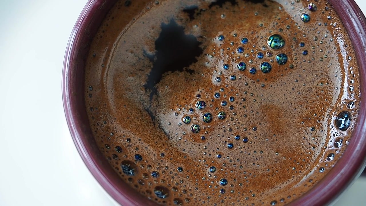 Primo piano di caffè appena fatto in una tazza di ceramica