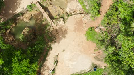 Nahaufnahme-Des-Wunderbaren-Tropischen-Wasserfalls-El-Limon-Mit-Viel-Moos-Und-Dampfendem-Wasser,-Wasserfall-In-Der-Dominikanischen-Republik-Der-Halbinsel-Samana