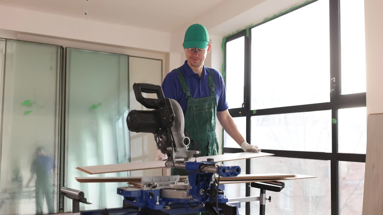 En tømrer med sin sav, der arbejder på et byggeprojekt
