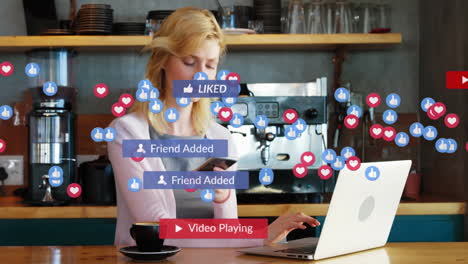 Animación-De-íconos-De-Redes-Sociales-Sobre-Una-Mujer-Caucásica-Usando-Un-Teléfono-Inteligente-Portátil-En-La-Cocina-De-Casa