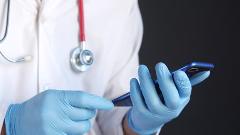 médico que utiliza un teléfono inteligente