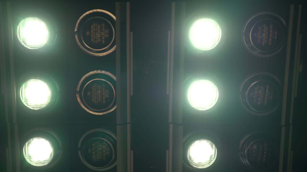 luces de escenario con sonido. luces brillantes encendiendo y apagando