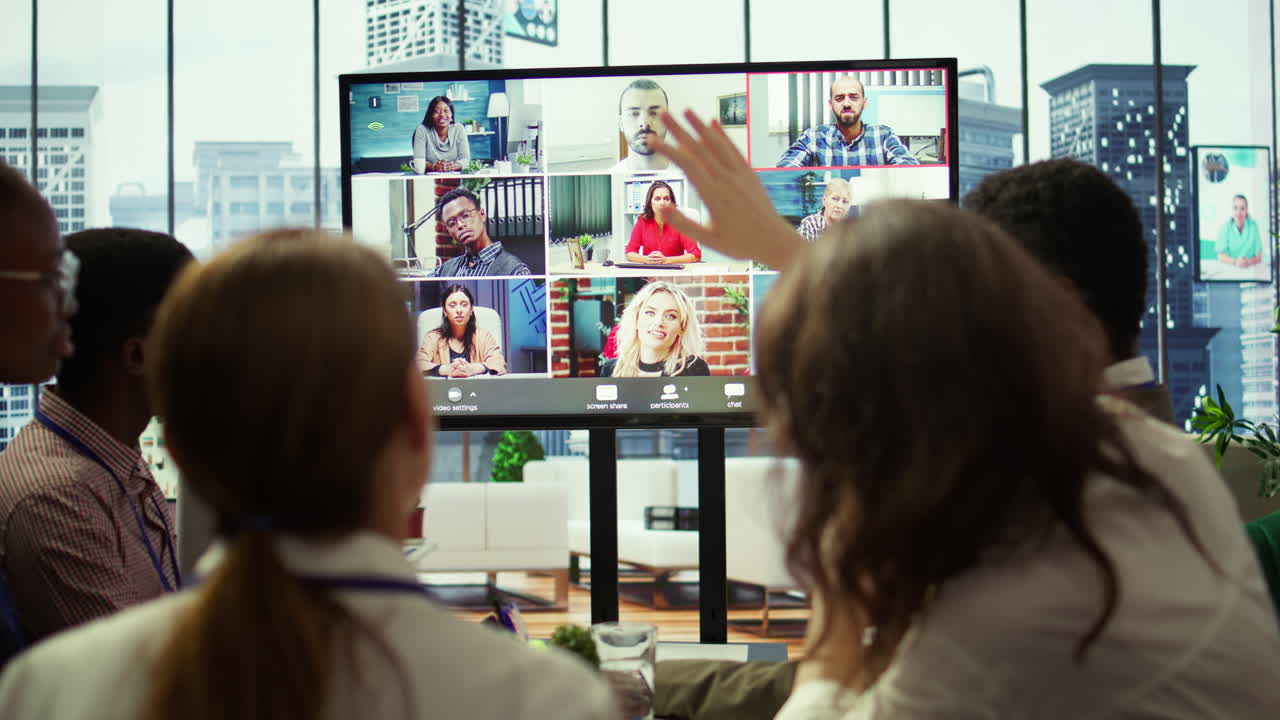 다양한 작업자 팀이 주주들과 함께 프로젝트 업데이트를 검토합니다.