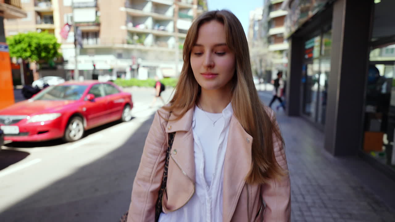 Giovane donna che cammina per strada in città