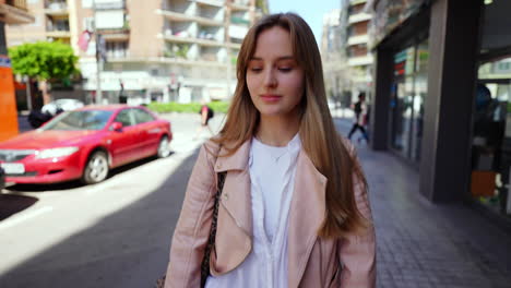 joven caminando por la calle de la ciudad