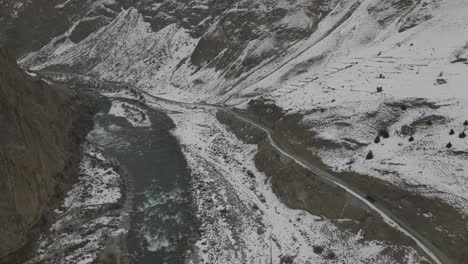 Vista-Aérea-De-La-Autopista-Karakoram-Cerca-Del-Paso-De-Khunjerab,-Valle-De-Hunza,-Pakistán---Disparo-De-Drones