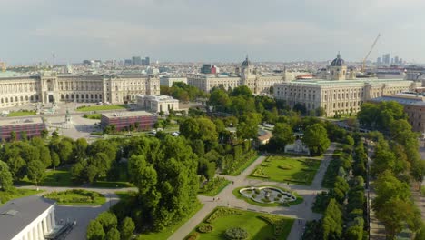 Toma-Aérea-De-Los-Parques-Volksgarten-Y-Rosengarten-En-Viena,-Austria,-En-Un-Hermoso-Día-De-Verano