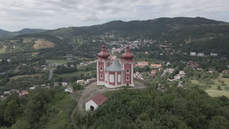 capilla con vista a la pequeña ciudad en medio de las montañas