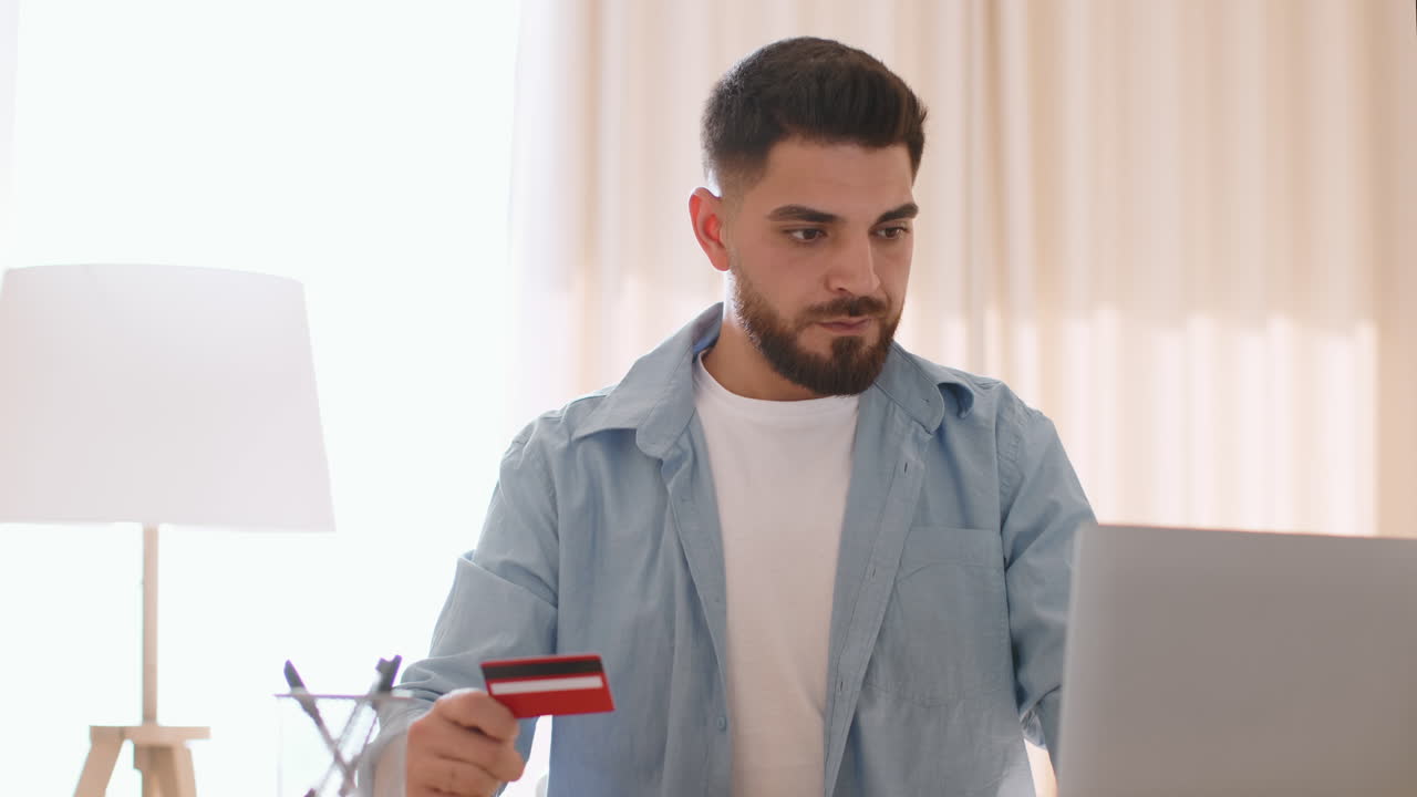 Uomo che paga online con carta di credito