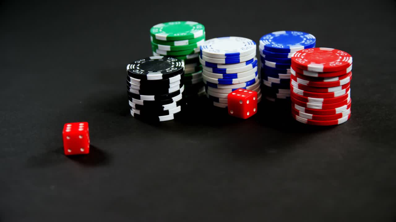 pares de dados y fichas de casino en la mesa de póquer 4k