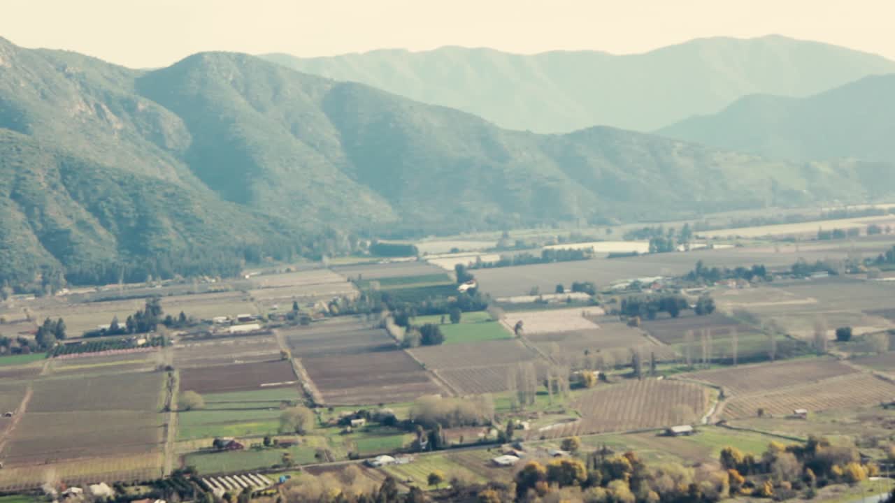 gente caminando por un sendero en las colinas llenas de naturaleza