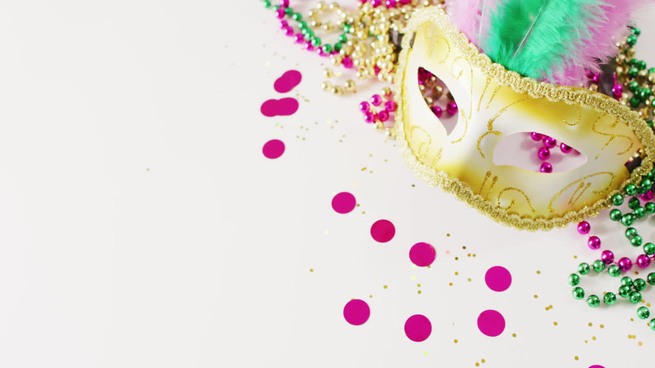 카피 공간과 함께  ⁇  배경에 마스케레이드 마스크, 마디 그라 구슬 및 콘페티의 비디오