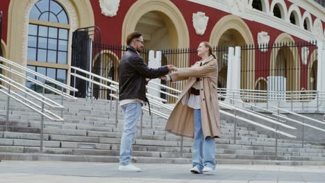 pareja bailando al aire libre cerca del estadio