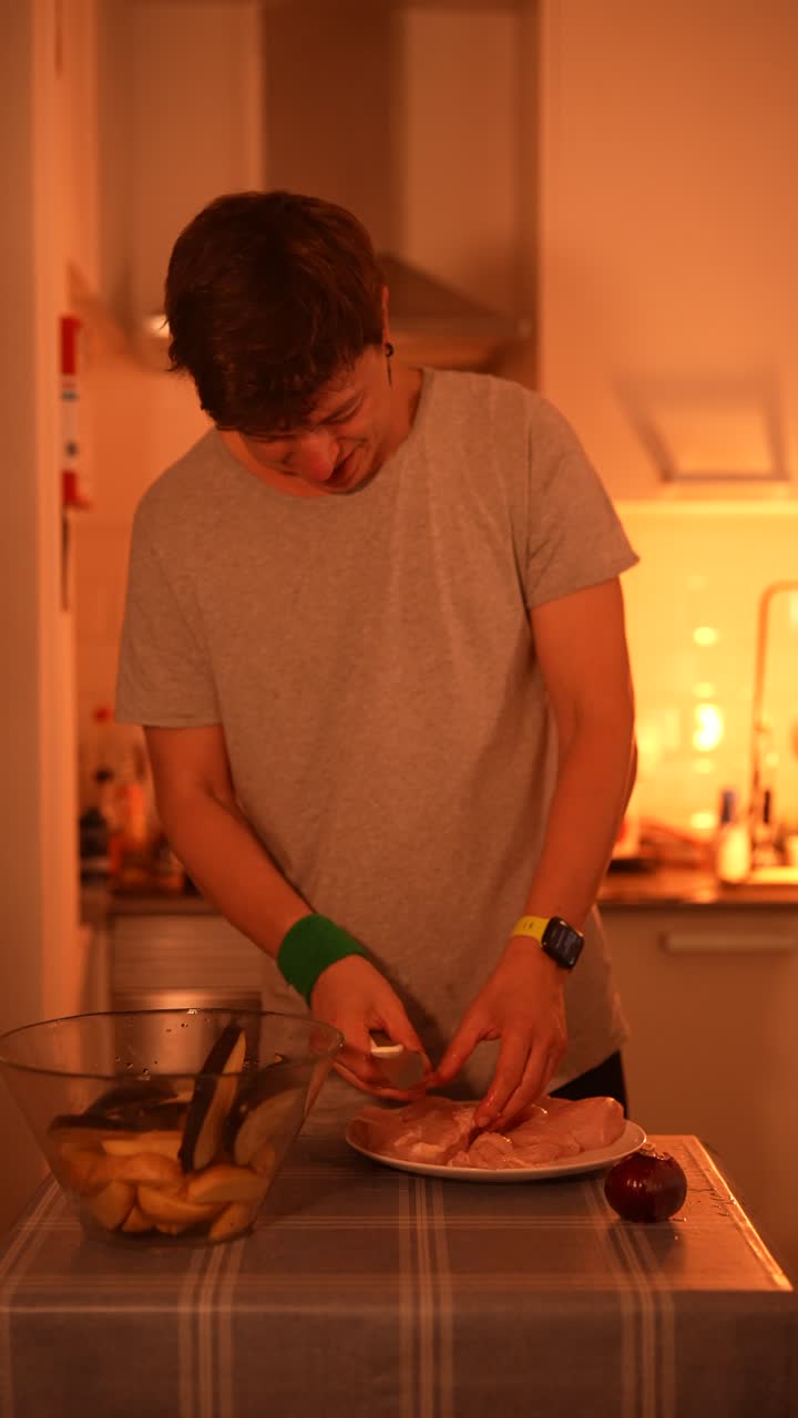 hombre preparando pollo y verduras en la cocina