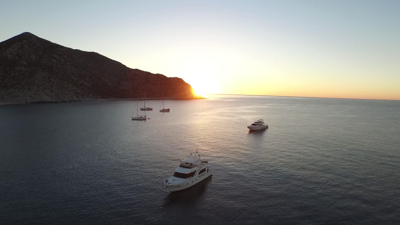 Luftaufnahme von Booten in einer Bucht des Nationalparks Cabo Pulmo, Baja California Sur