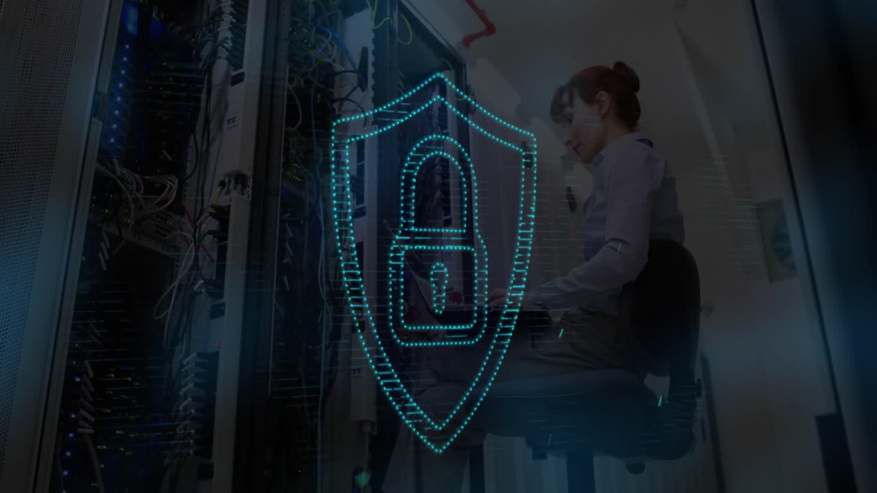 icono de candado de seguridad contra mujer usando computadora portátil en la sala del servidor