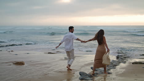 Amor,-Pareja,-Funcionamiento,-Océano,-Playa,-Juntos,-Primer-Plano.-Dos-Personas-Caminando-Agua-Orilla