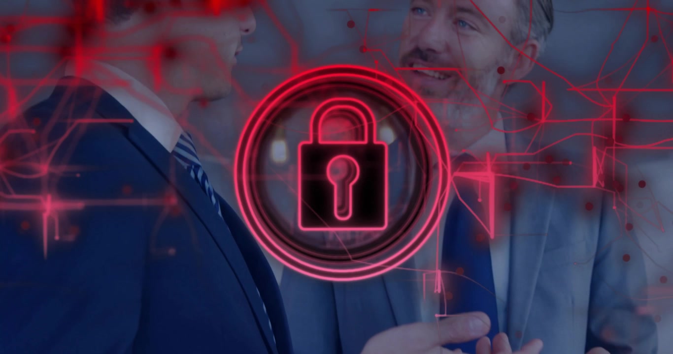 Dos colegas masculinos discutiendo la seguridad de datos en la oficina, mostrando una superposición de candado rojo neón y circuito