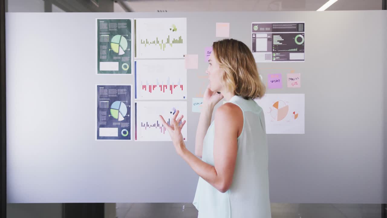 mujer de negocios profesional hablando por teléfono mientras estaba de pie en una oficina moderna en cámara lenta