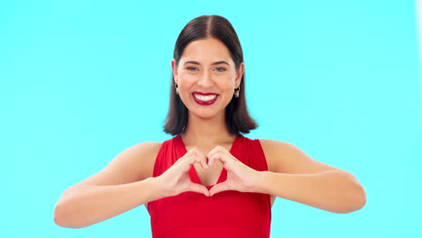 rostro, corazón y manos de una mujer feliz en azul