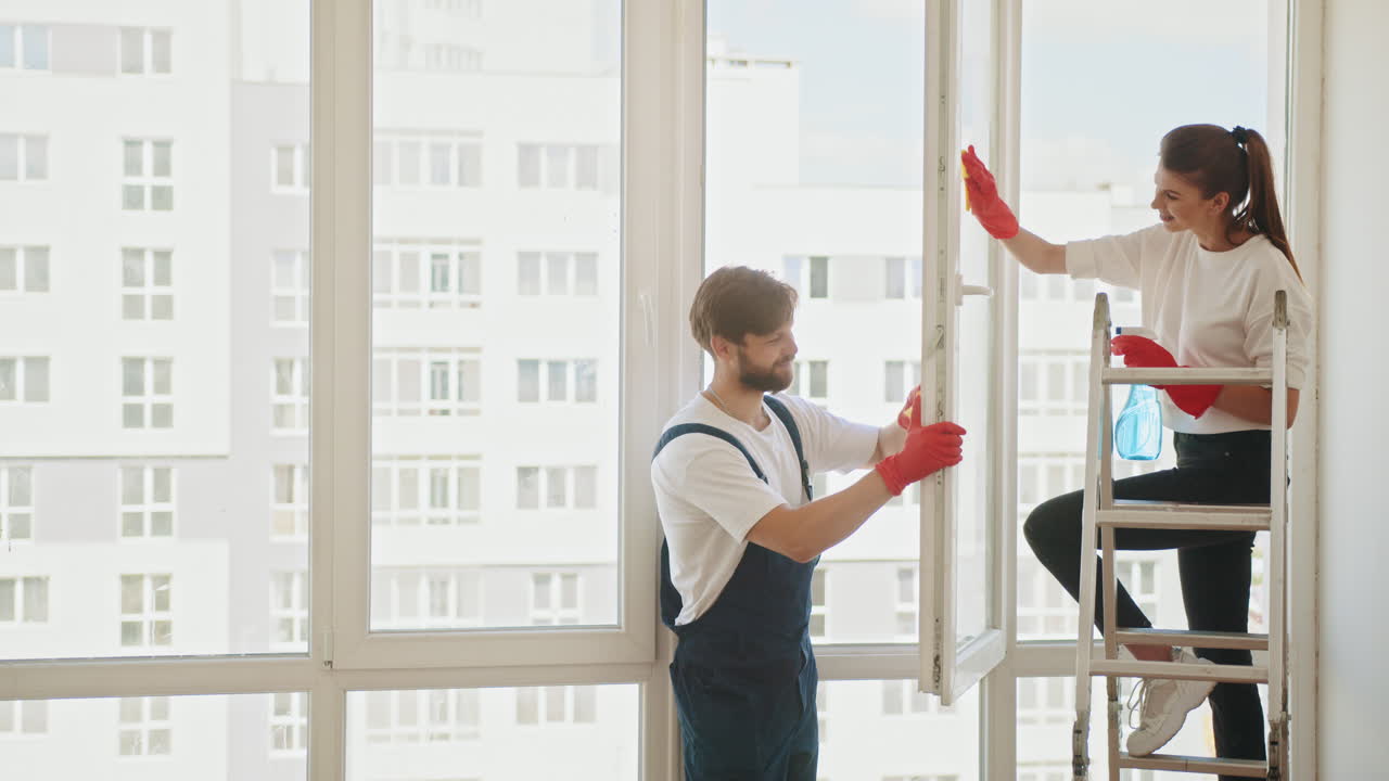 limpieza de ventanas en pareja