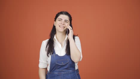 Mujer-Feliz-Hablando-Por-Teléfono.