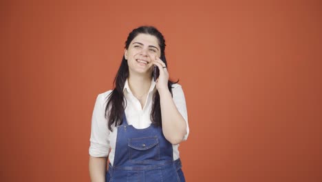 mujer feliz hablando por teléfono.