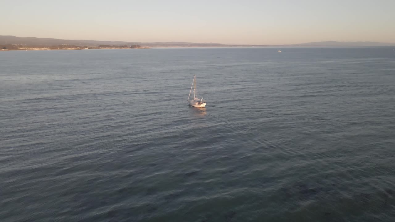 el dron vuela sobre un barco en el agua mientras se mueve lentamente fuera del marco