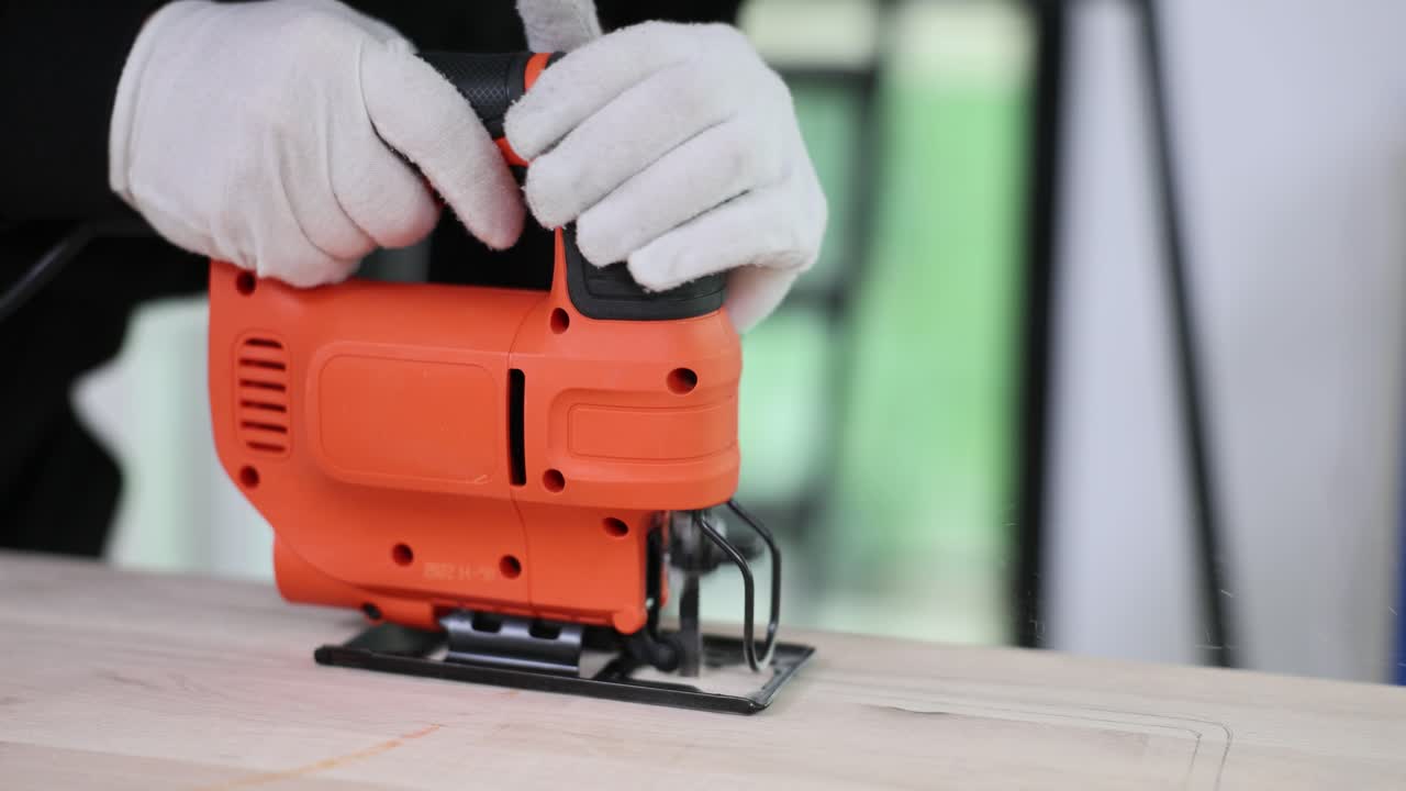 usando un rompecabezas para cortar madera