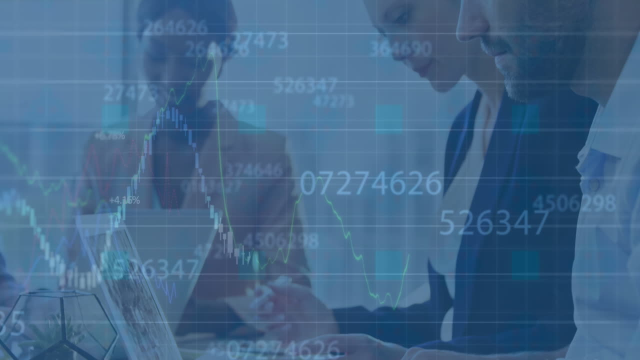 사무실에서 노트북을 사용하는 백인 남성에 대한 금융 데이터 처리에 대한 변하는 숫자의 애니메이션