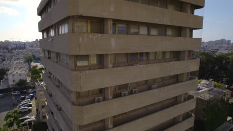Close-up parallax shot in front of the old city hall of Holon - 2023