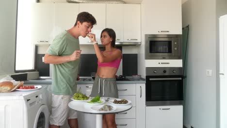 pareja discutiendo en la cocina