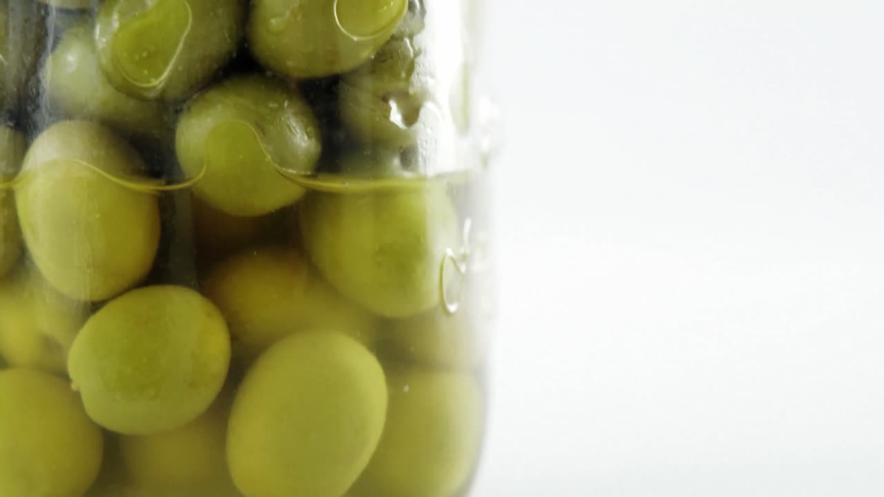 올리브 기름 에 묻힌 올리브 항아리