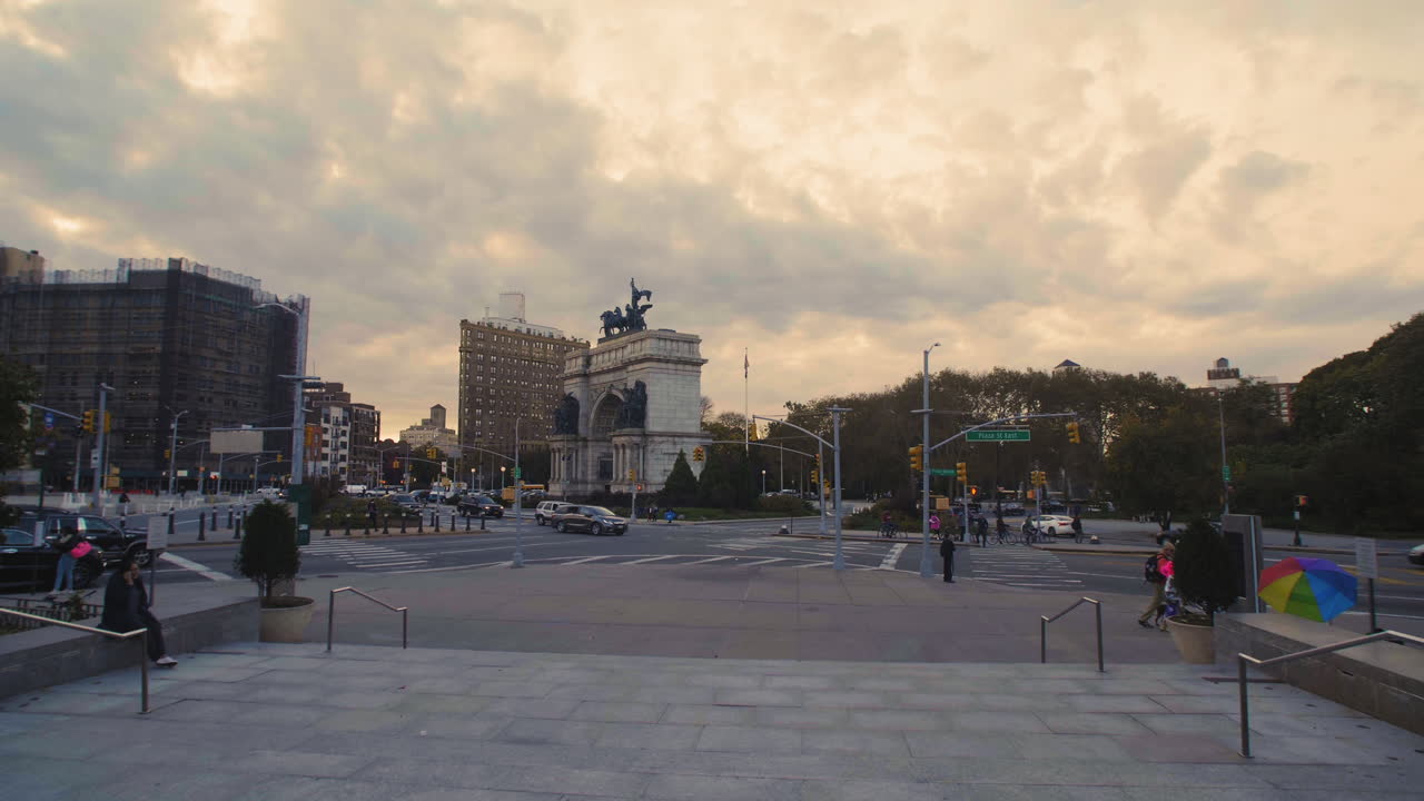 toma de cardán de grand army plaza en un día nublado en brooklyn